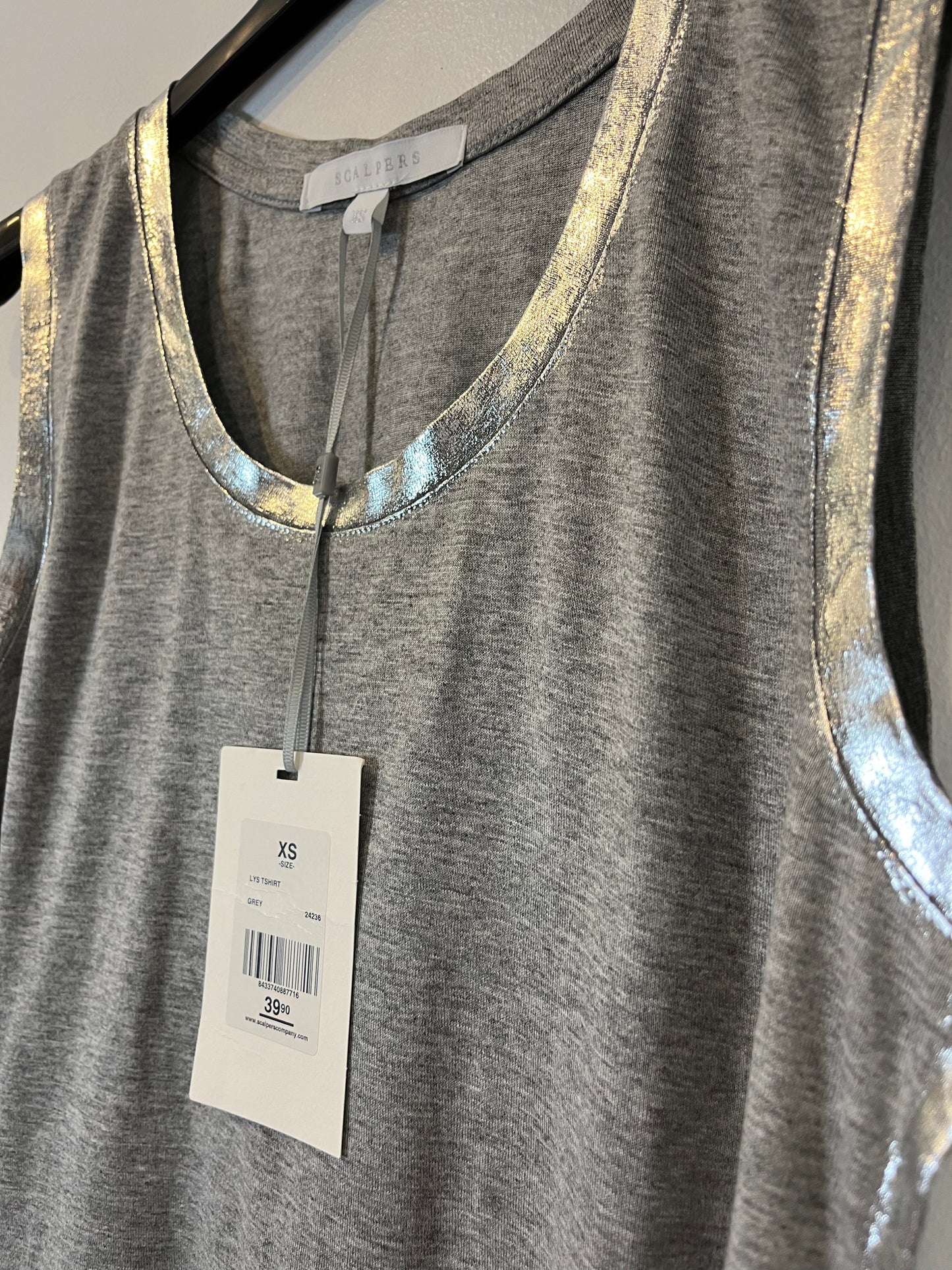 SCALPERS. Top gris detalles plateados. T XS