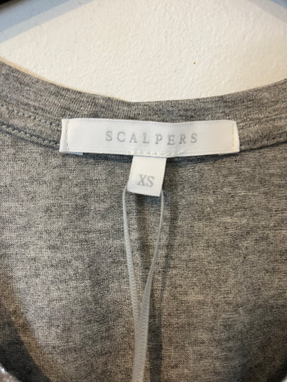 SCALPERS. Top gris detalles plateados. T XS