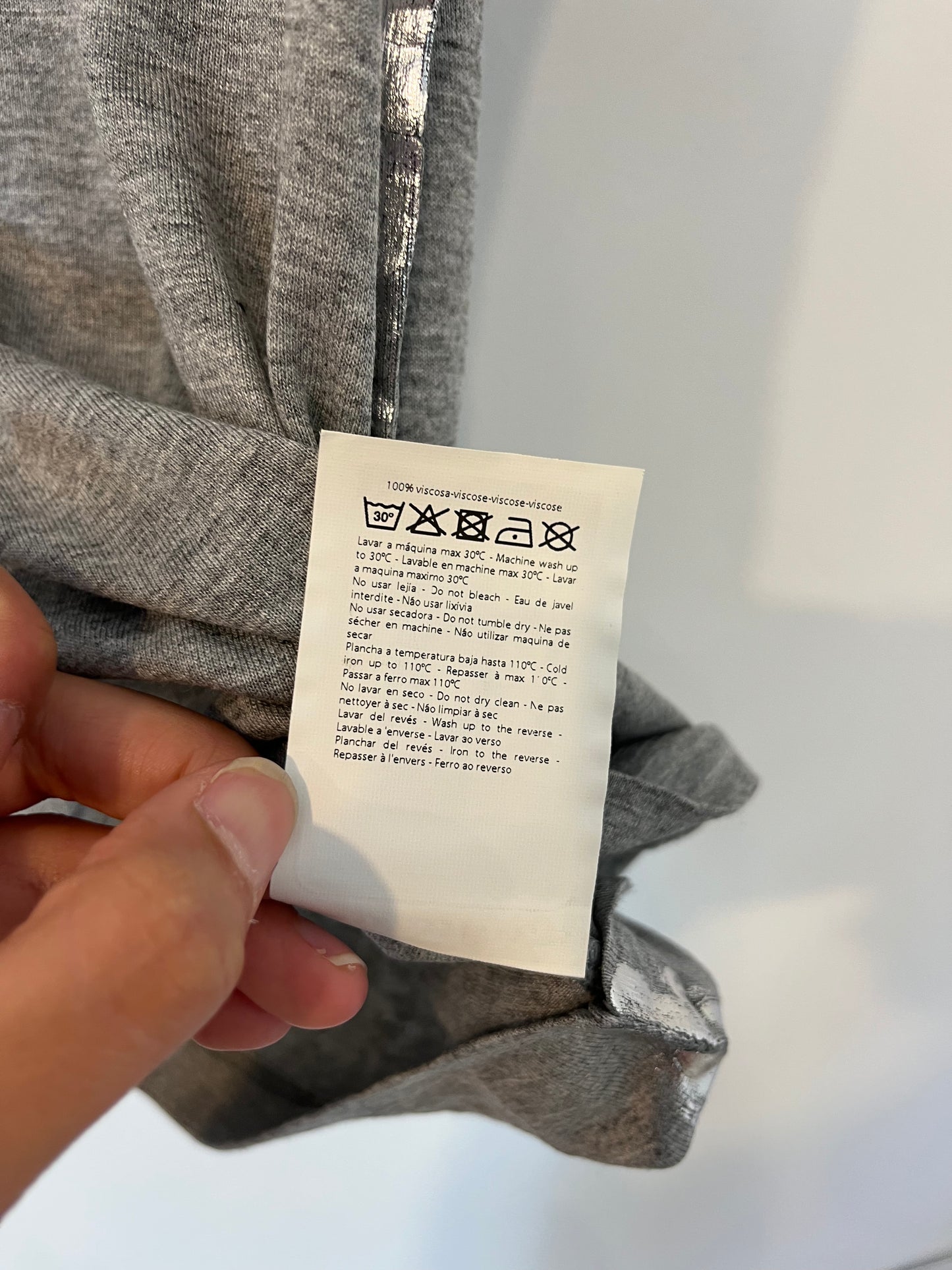 SCALPERS. Top gris detalles plateados. T XS