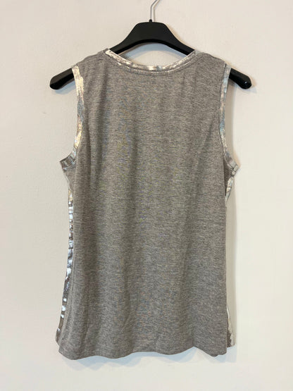 SCALPERS. Top gris detalles plateados. T XS