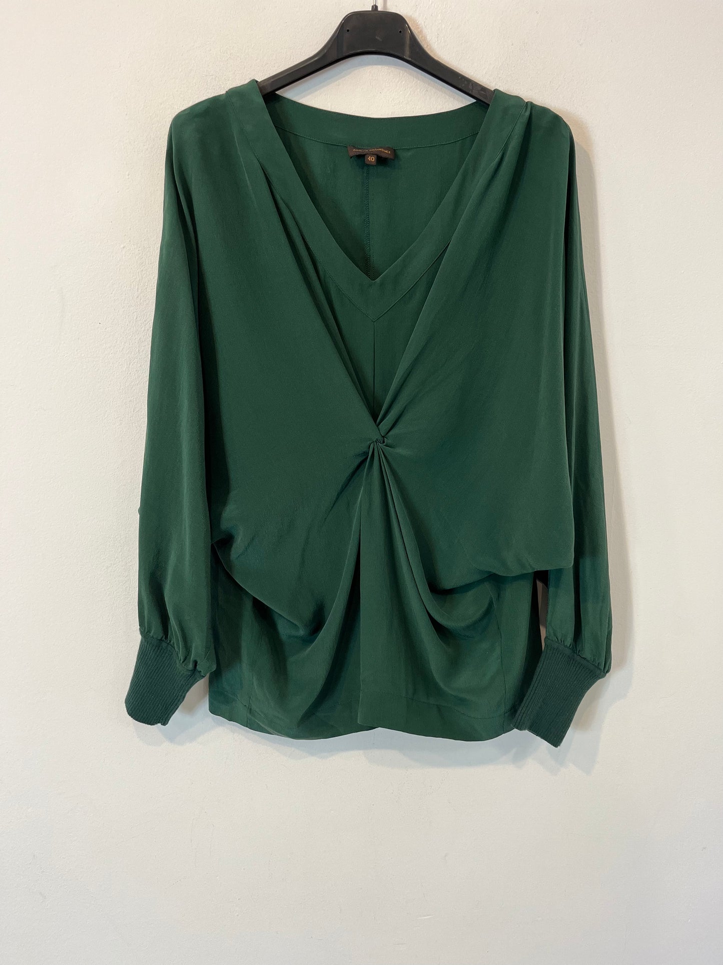 ADOLFO DOMINGUEZ. Blusa verde seda. T 40