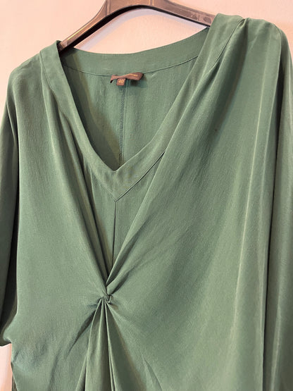 ADOLFO DOMINGUEZ. Blusa verde seda. T 40