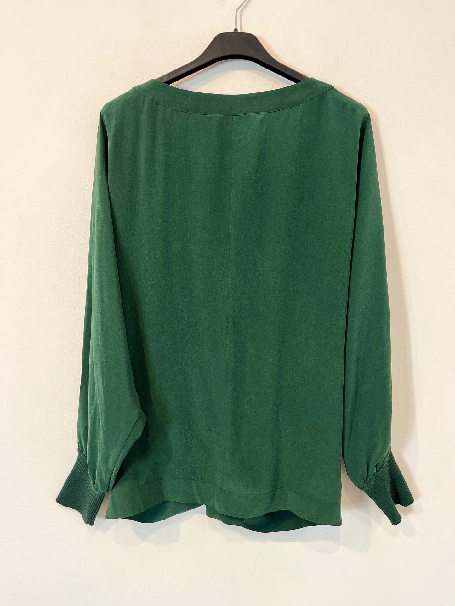 ADOLFO DOMINGUEZ. Blusa verde seda. T 40