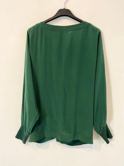 ADOLFO DOMINGUEZ. Blusa verde seda. T 40