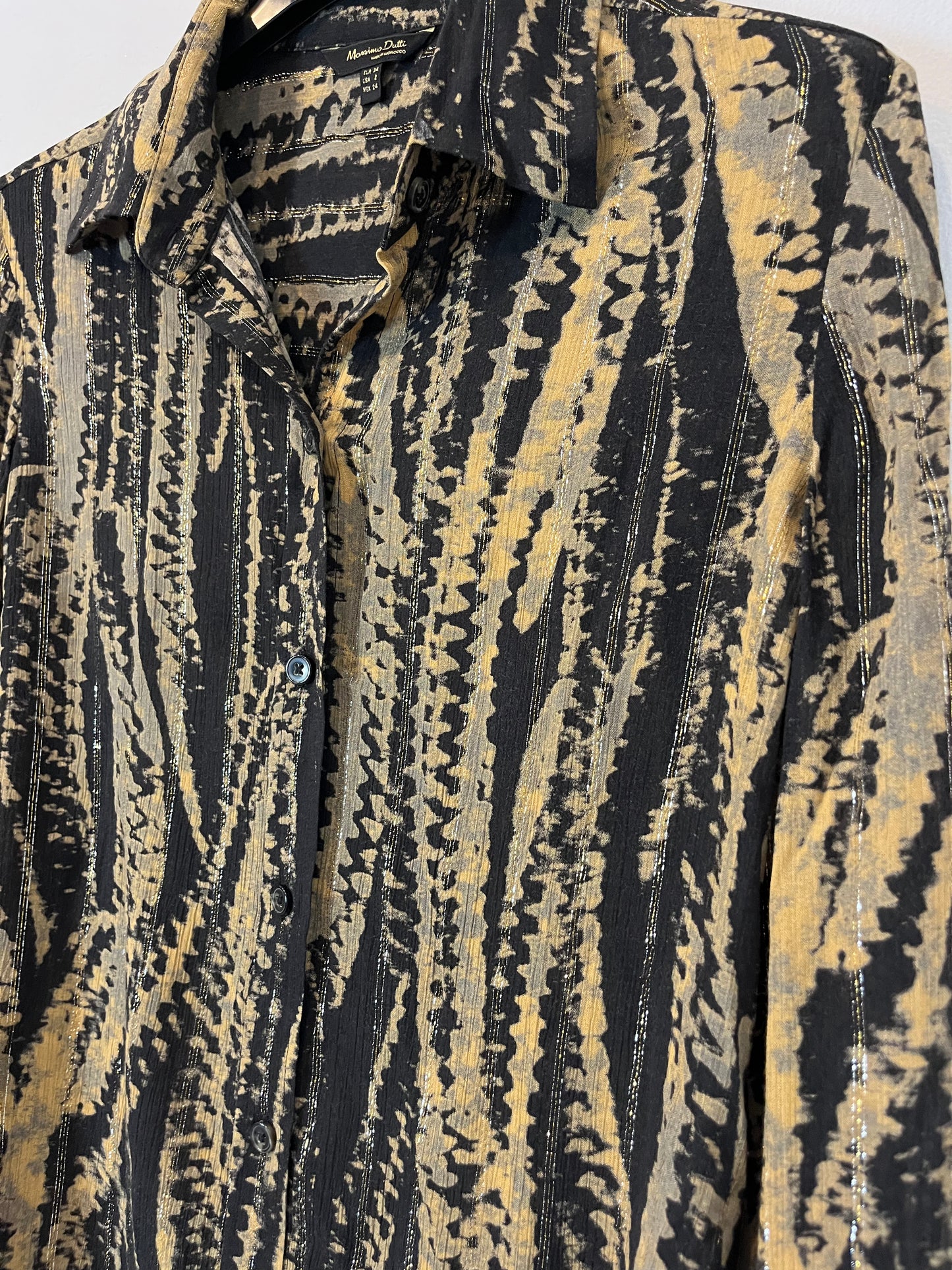 MASSIMO DUTTI. Blusa negra y camel estampada T.34