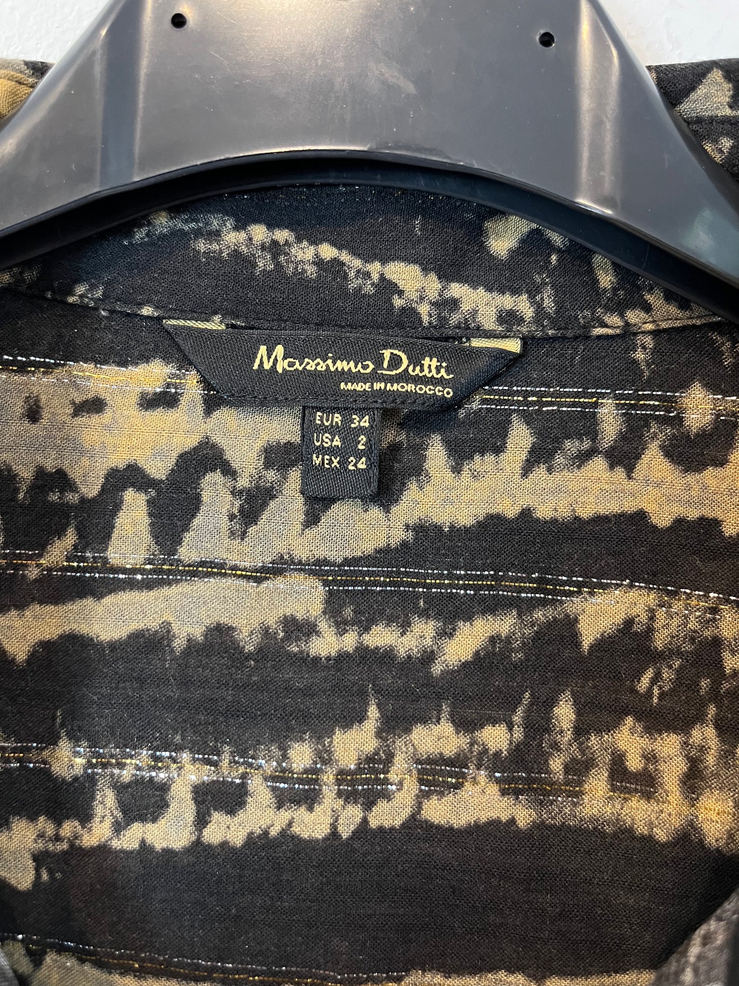 MASSIMO DUTTI. Blusa negra y camel estampada T.34