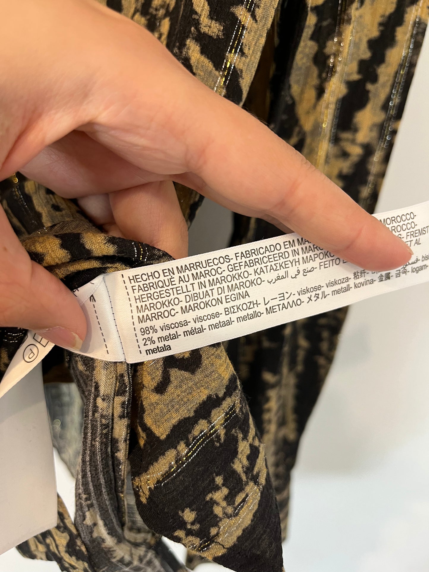 MASSIMO DUTTI. Blusa negra y camel estampada T.34