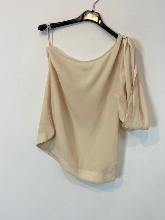 ADOLFO DOMINGUEZ. Blusa beige asimétrica T.36