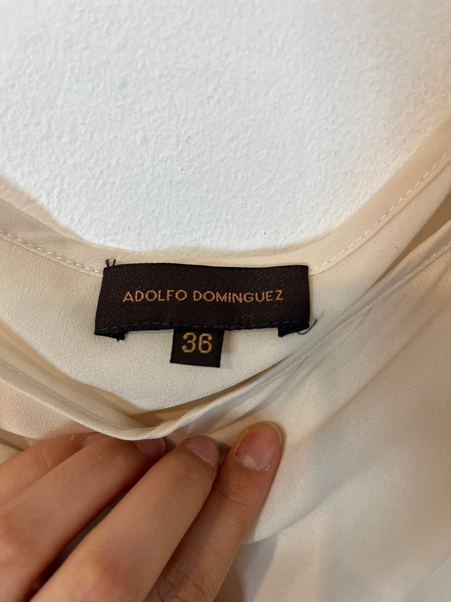 ADOLFO DOMINGUEZ. Blusa beige asimétrica T.36