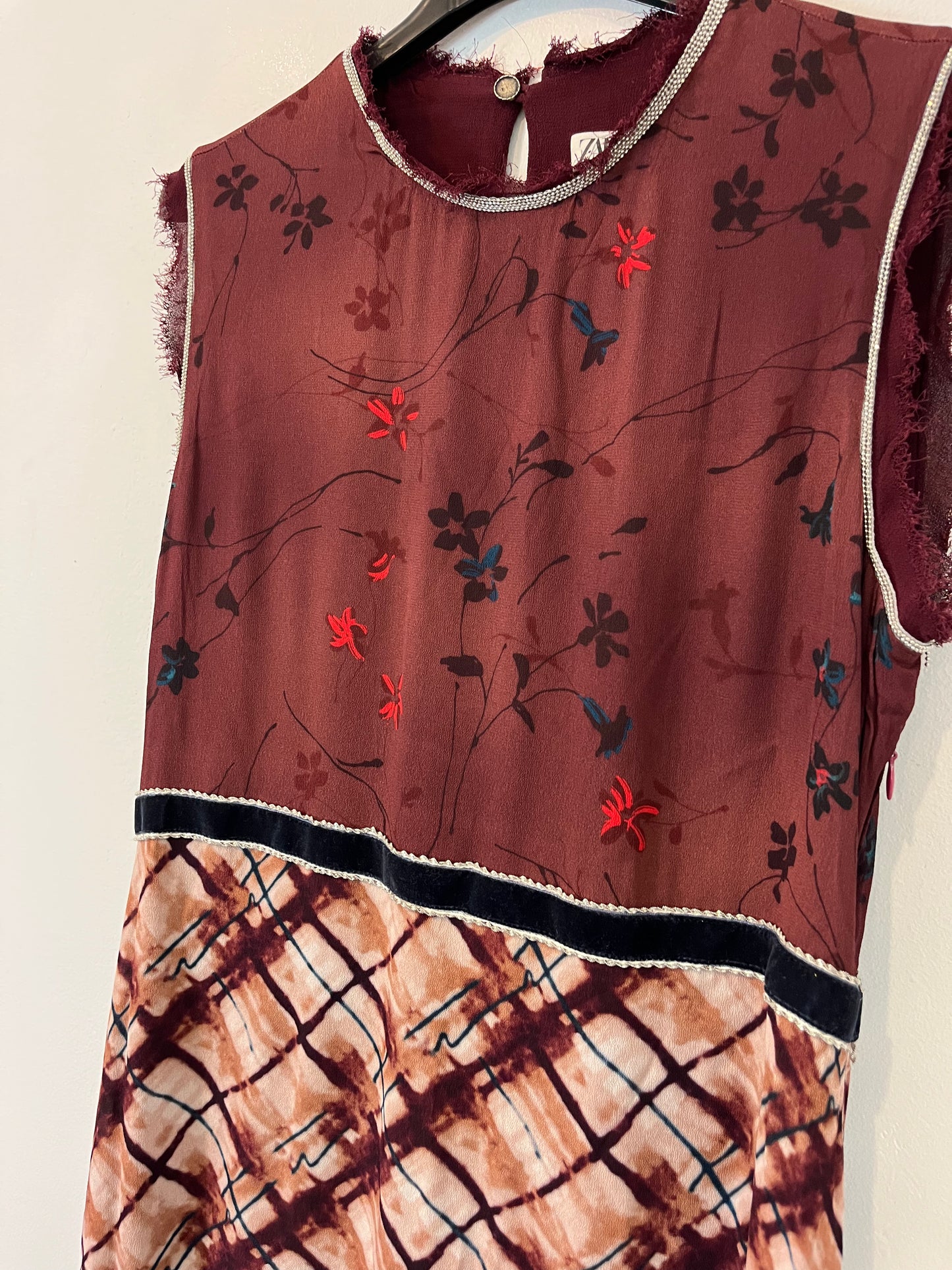 ZARA. Vestido estampado burdeos T.xs