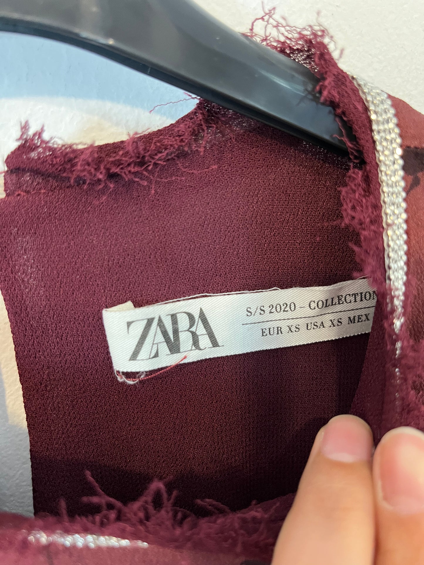 ZARA. Vestido estampado burdeos T.xs