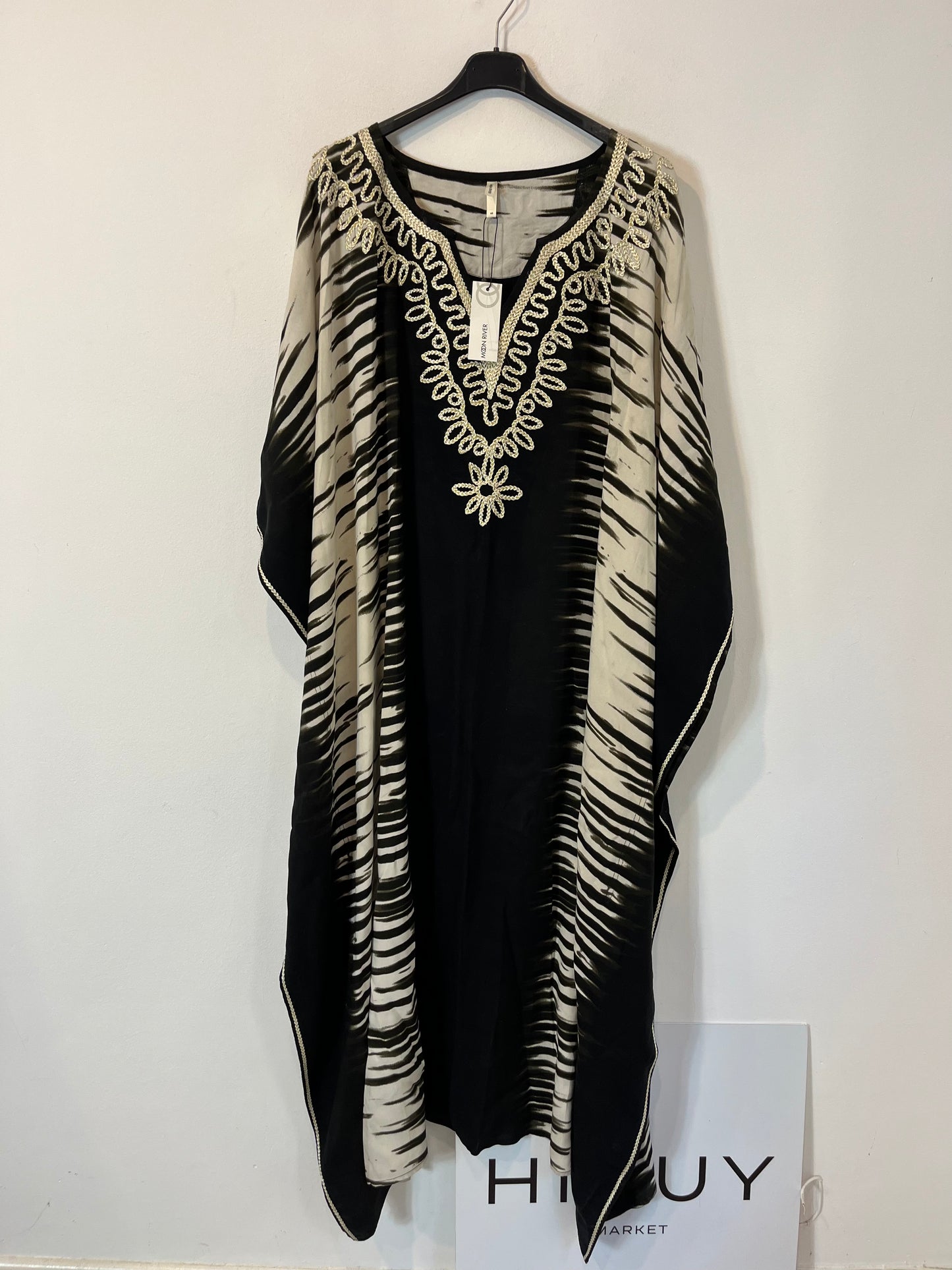 MOON RIVER. Kaftán detalles bordados. T 46