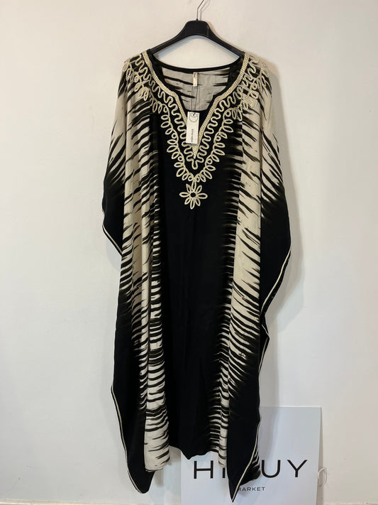 MOON RIVER. Kaftán detalles bordados. T 46