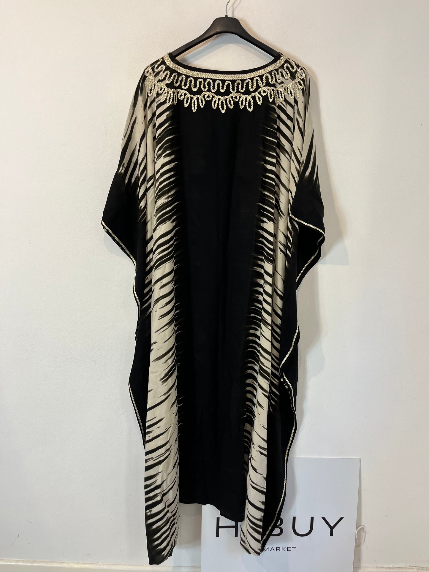 MOON RIVER. Kaftán detalles bordados. T 46