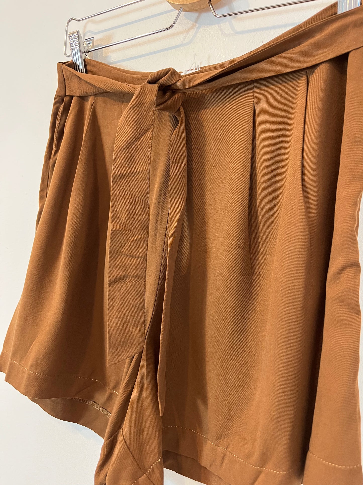 MANGO. Bermuda marrón fluida. T S