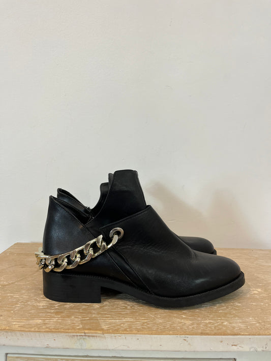 ZARA. Botines negros cadena. T 39