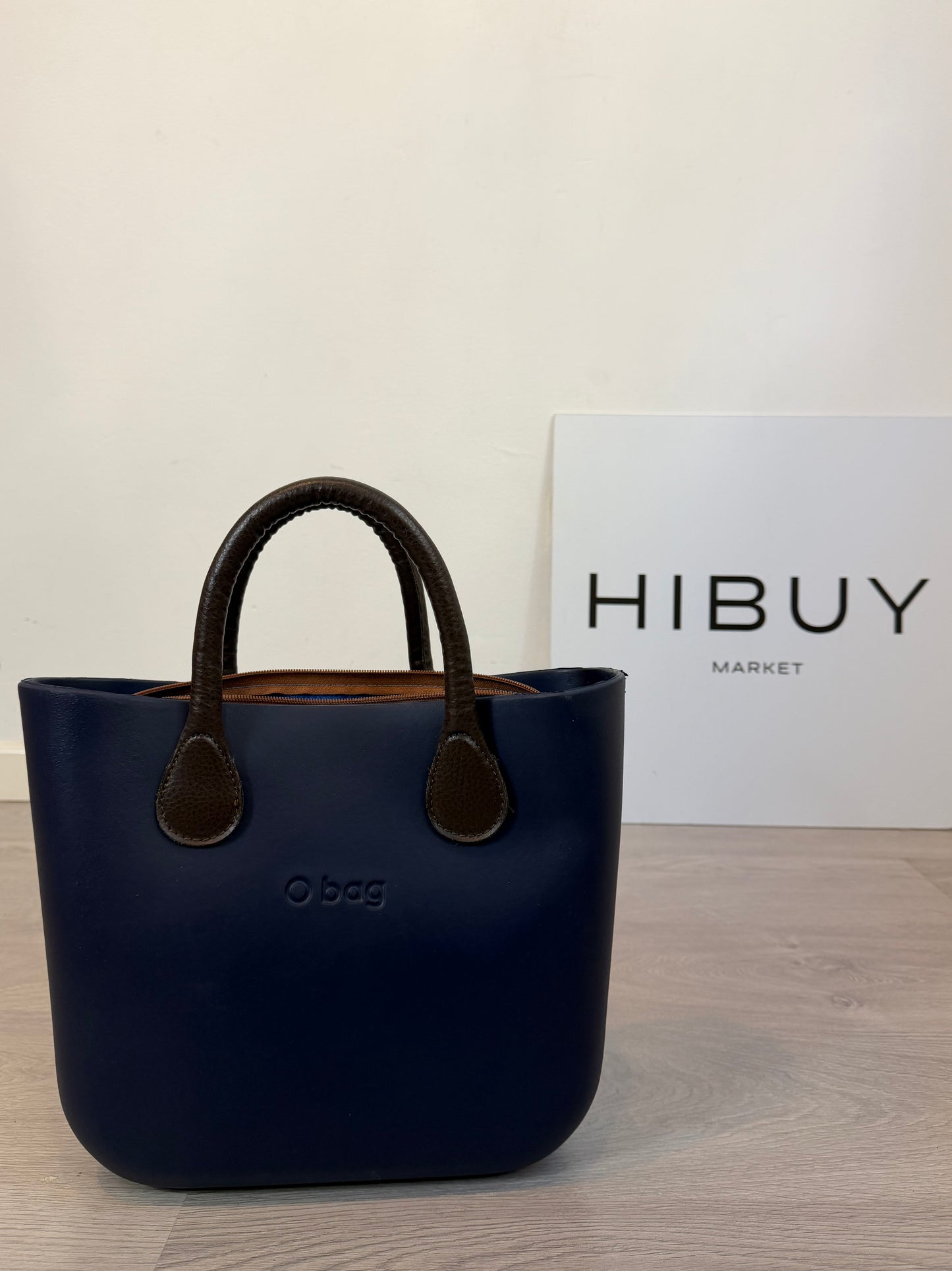 O BAG. Bolso de mano azul marino