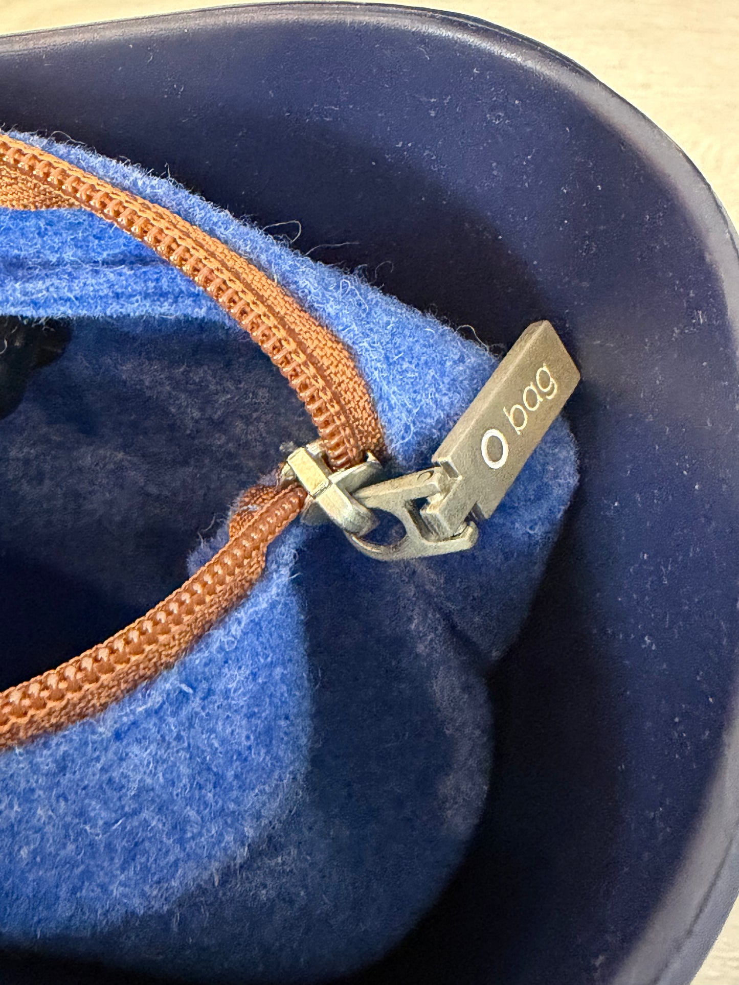 O BAG. Bolso de mano azul marino