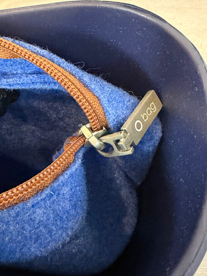 O BAG. Bolso de mano azul marino