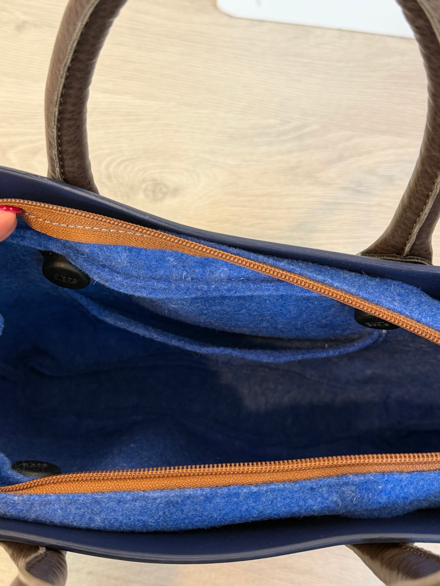 O BAG. Bolso de mano azul marino