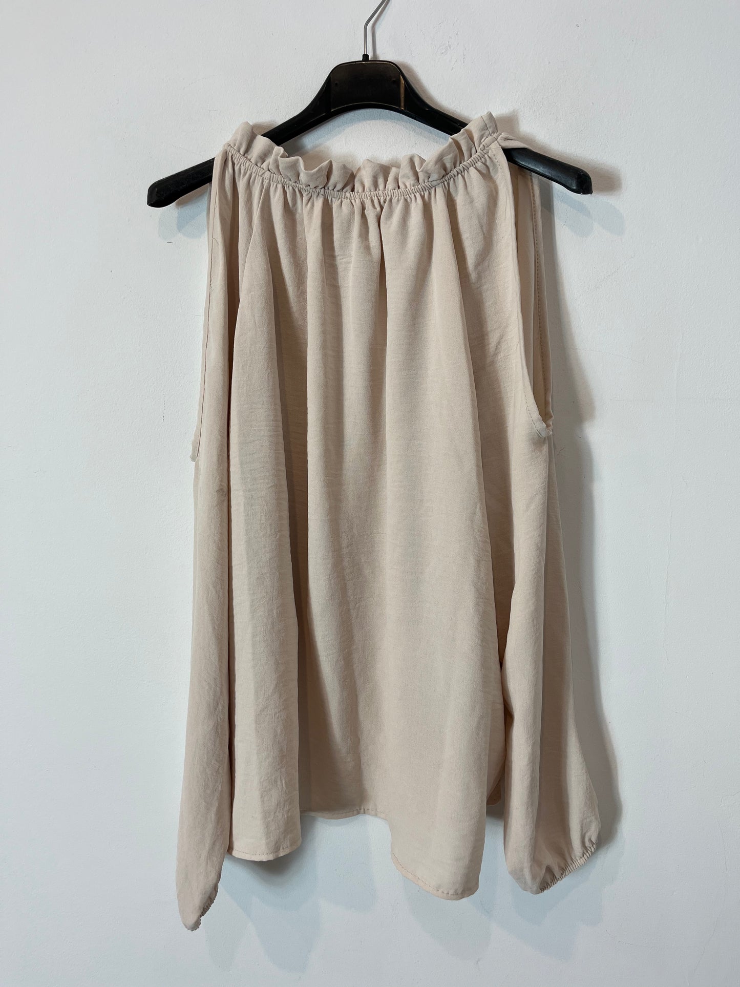 OTRAS. Blusa beige fluida hombros al aire. T M/L