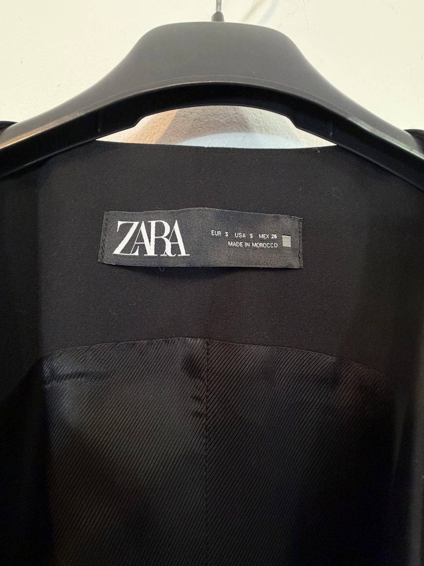 ZARA.Chaleco negro botones