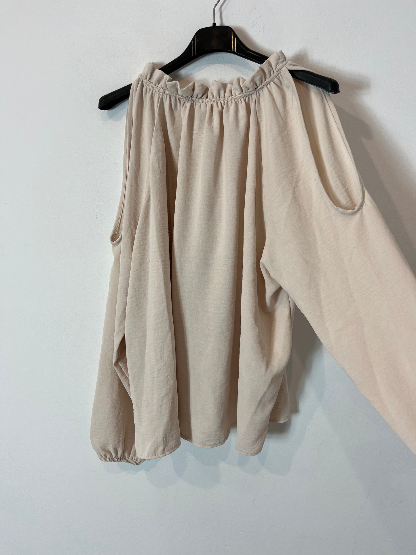 OTRAS. Blusa beige fluida hombros al aire. T M/L