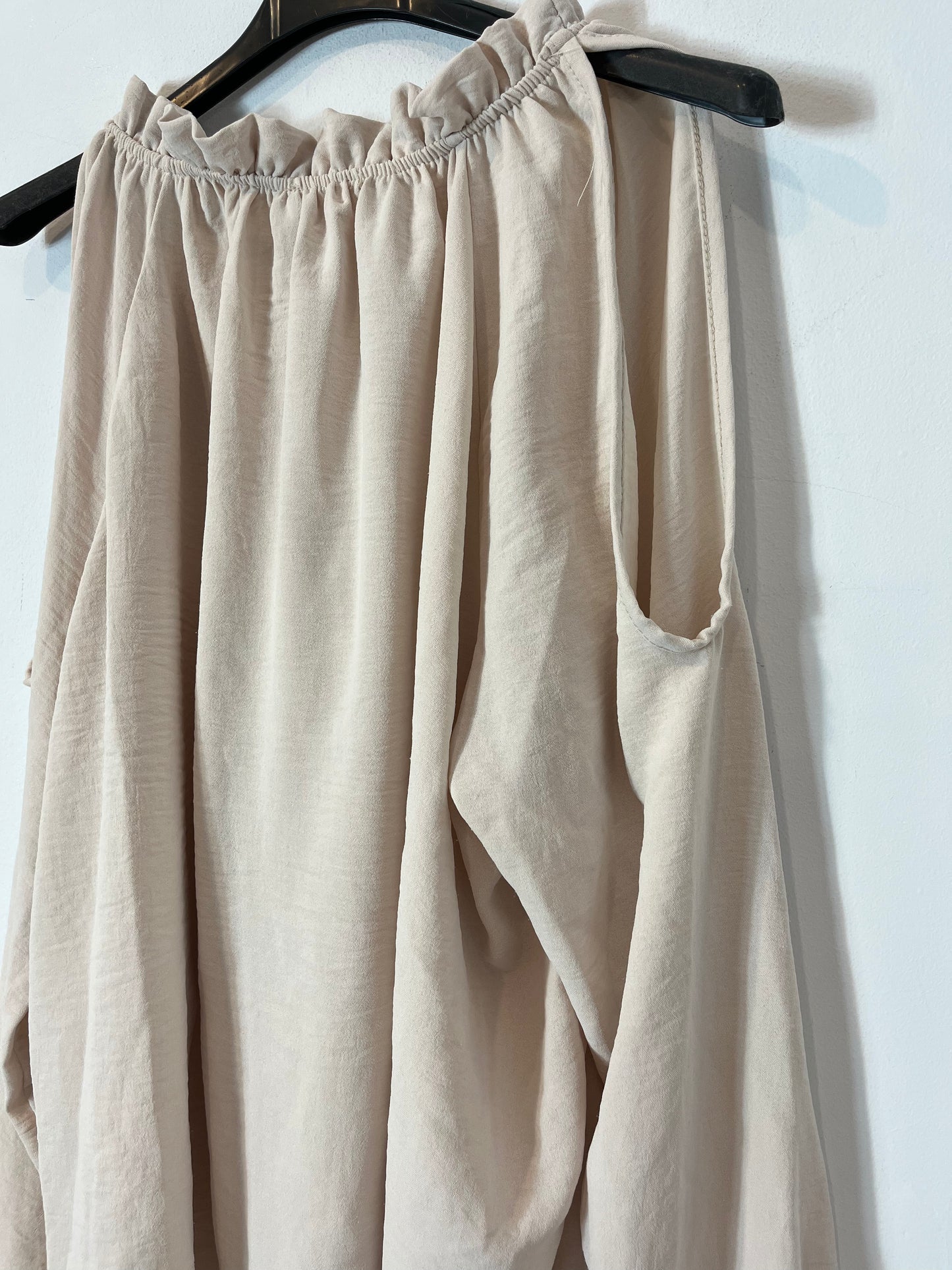 OTRAS. Blusa beige fluida hombros al aire. T M/L