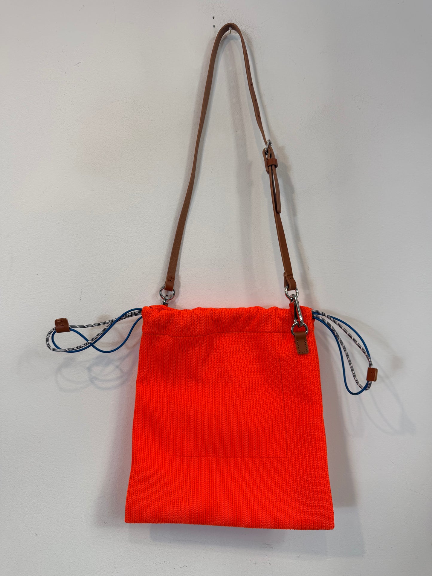 BIMBA Y LOLA. Bolso de saco naranja