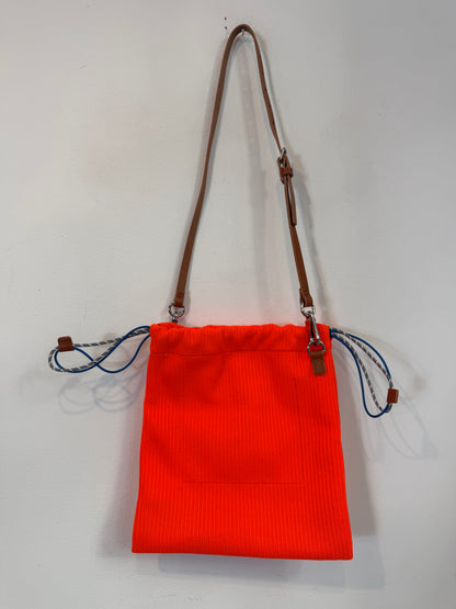 BIMBA Y LOLA. Bolso de saco naranja