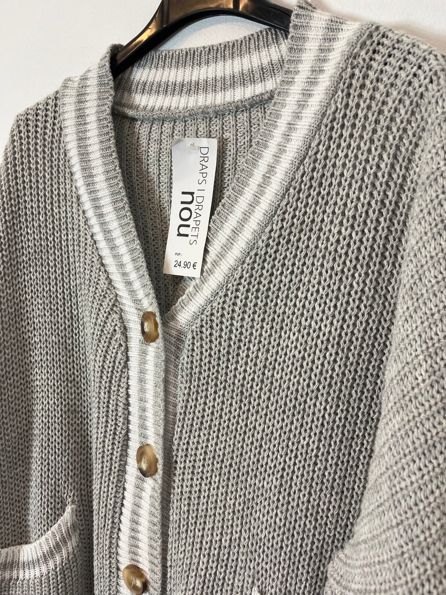 NOU. Cárdigan gris abotonado. T S/M