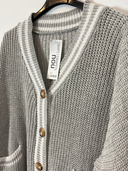 NOU. Cárdigan gris abotonado. T S/M