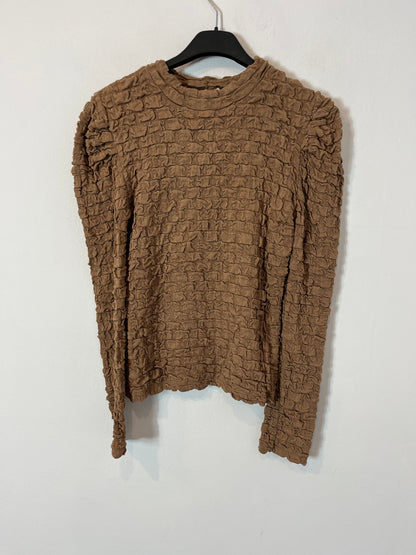 OTRAS. Top camel textura detalle hombro. T S