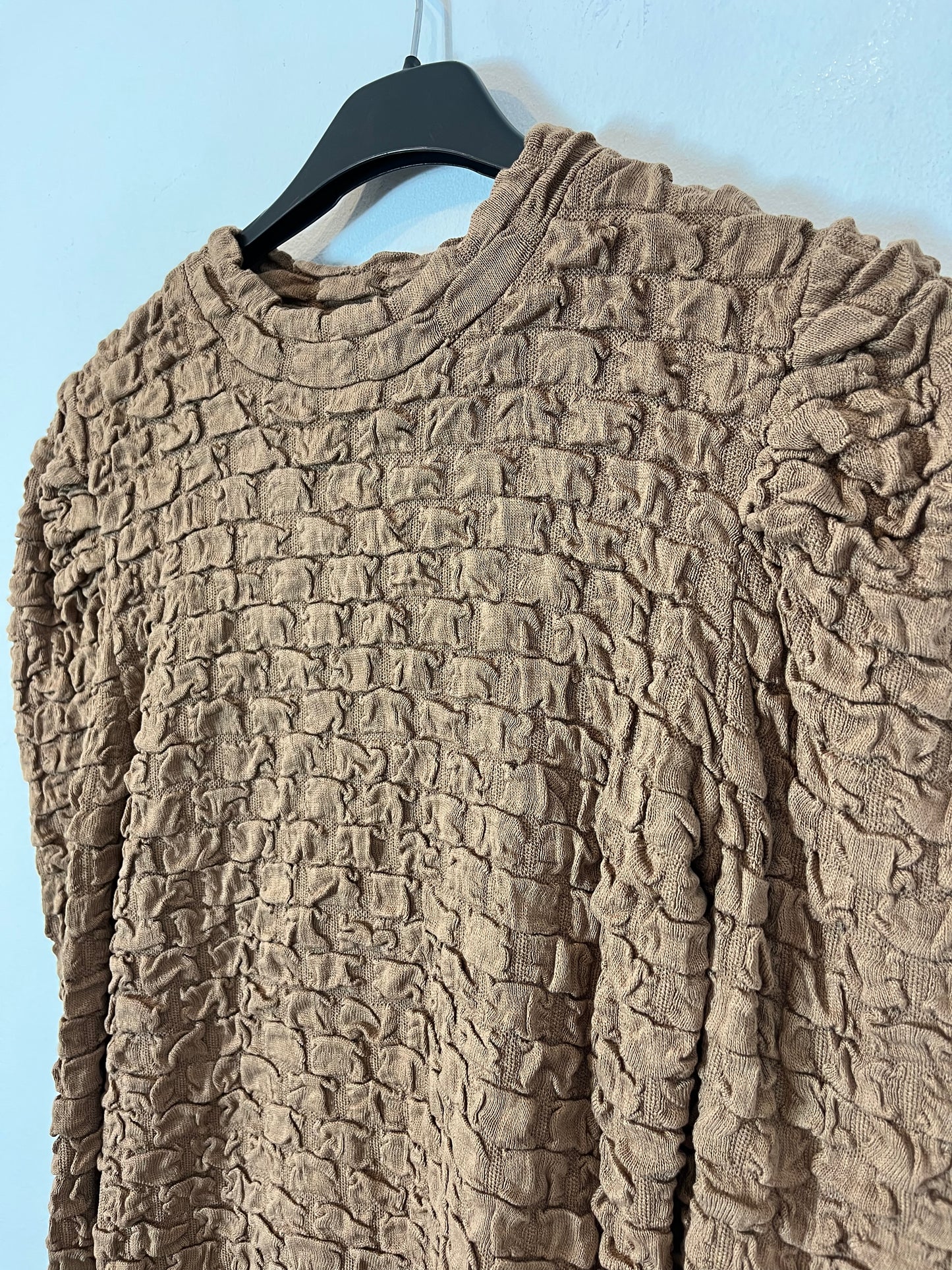 OTRAS. Top camel textura detalle hombro. T S