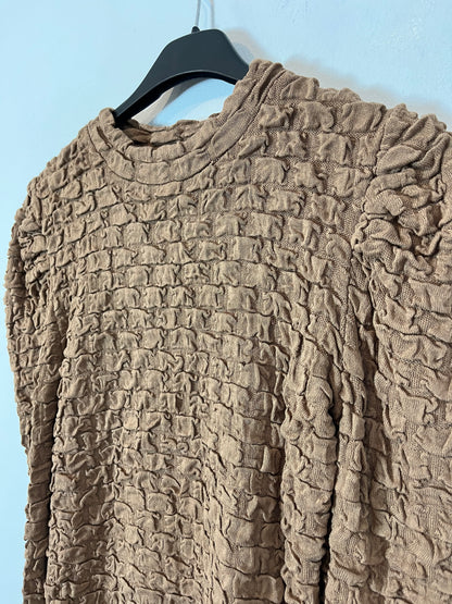 OTRAS. Top camel textura detalle hombro. T S
