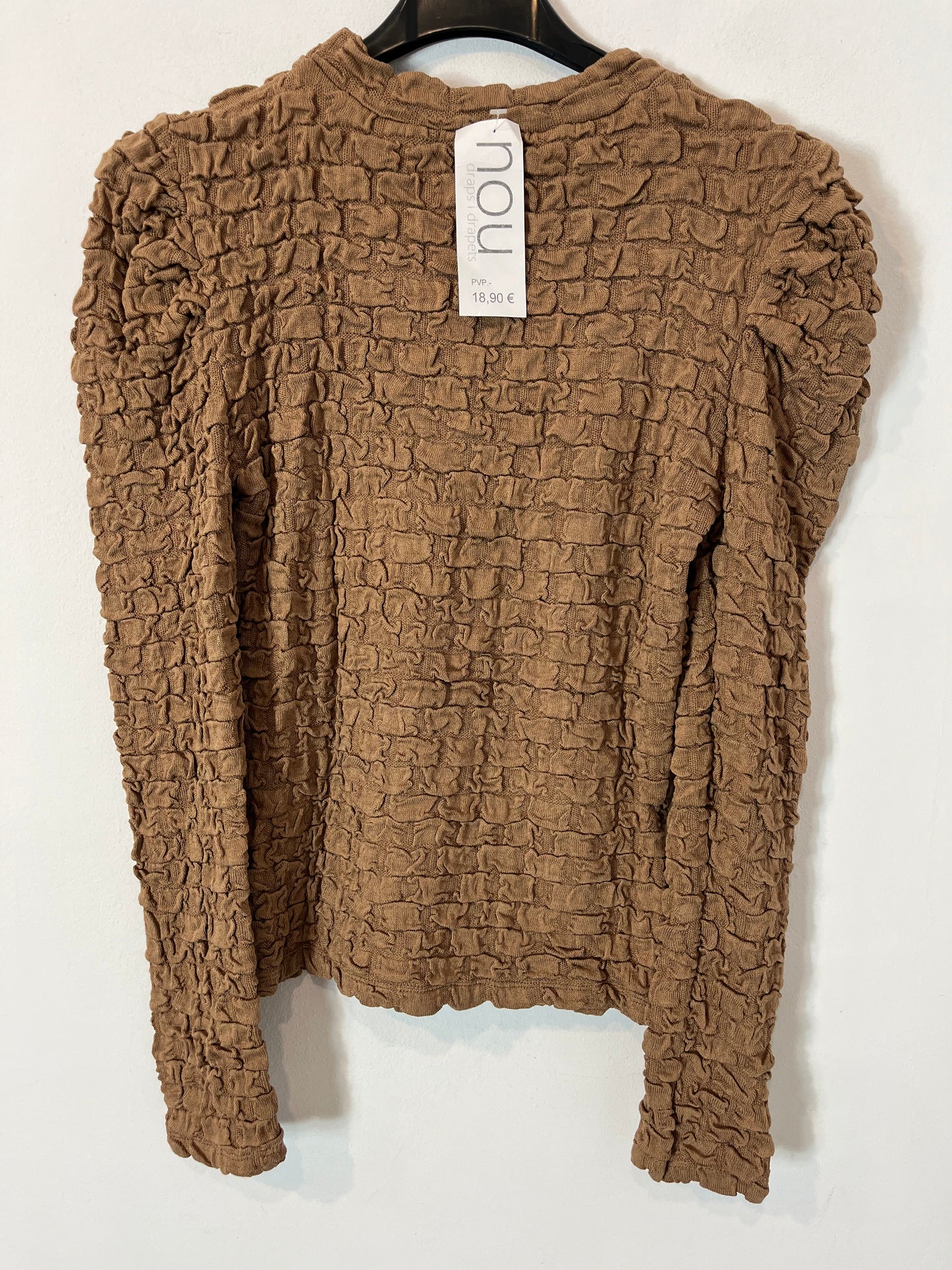 OTRAS. Top camel textura detalle hombro. T S