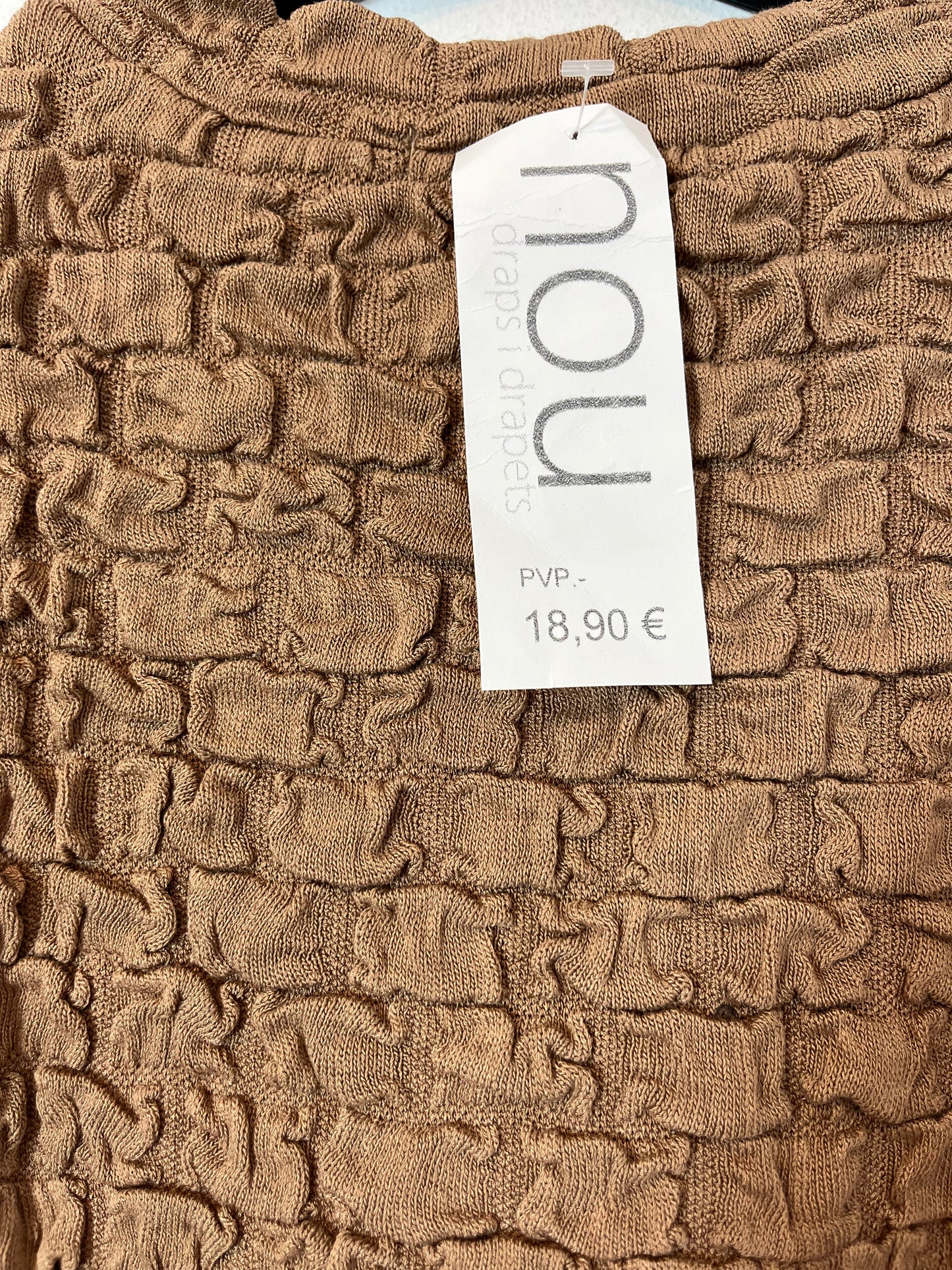 OTRAS. Top camel textura detalle hombro. T S