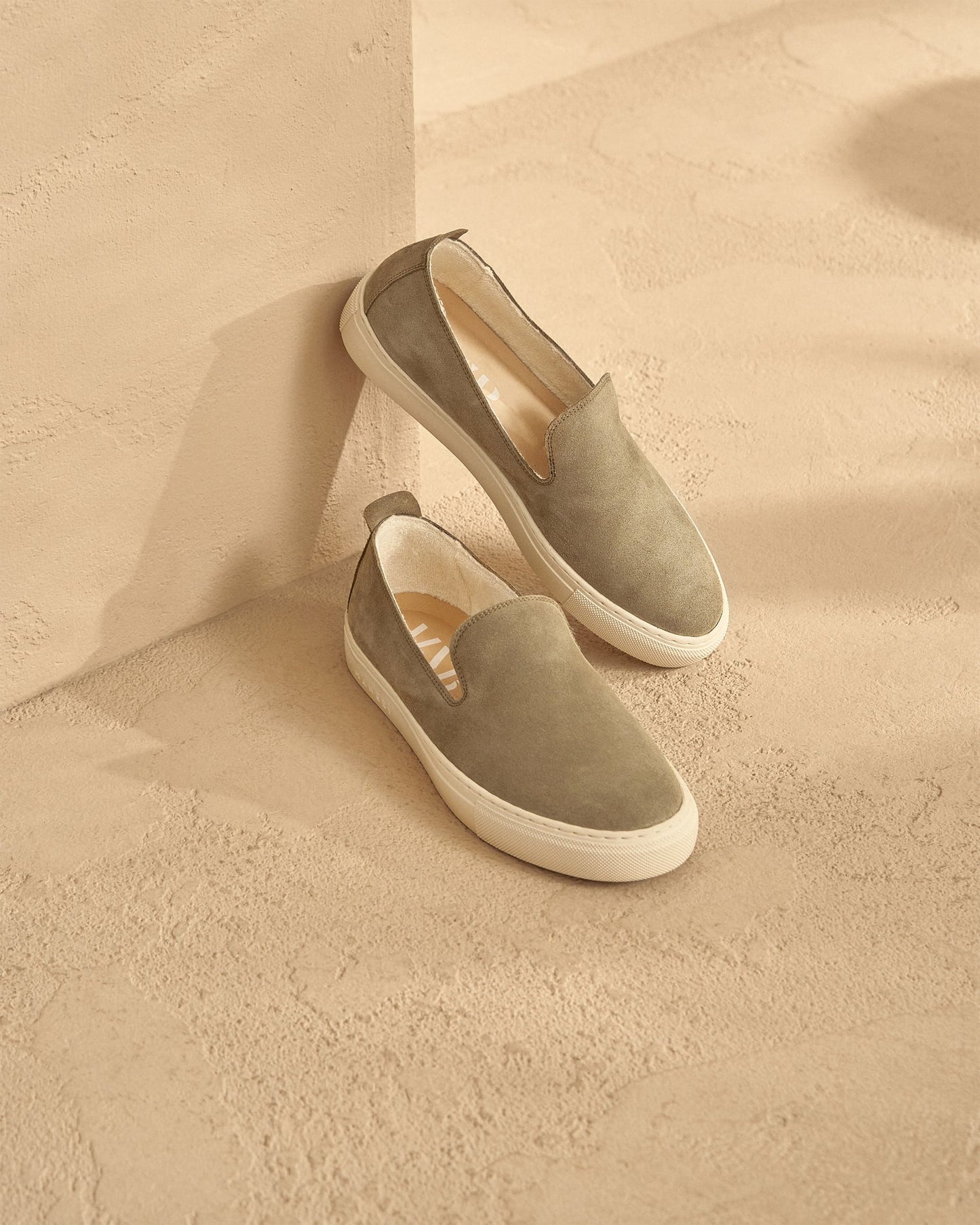 MANEBÍ. Mocasines beiges de ante T 40