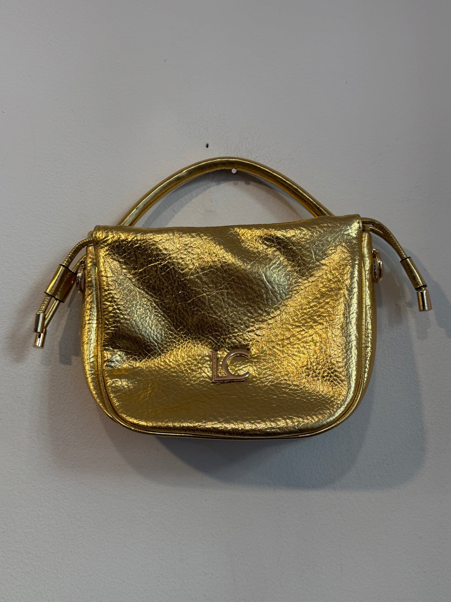 LOLA CASADEMUNT.  Bolso de mano dorado efecto piel