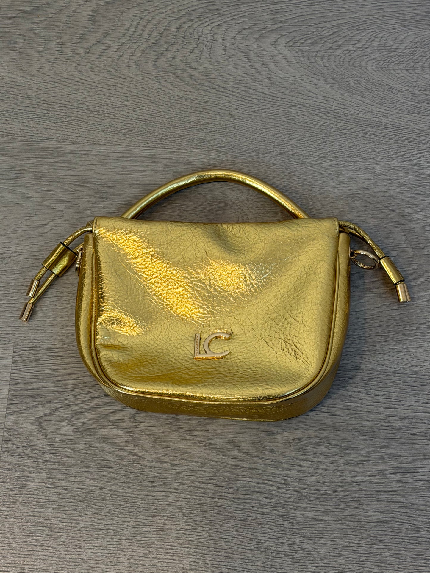 LOLA CASADEMUNT.  Bolso de mano dorado efecto piel