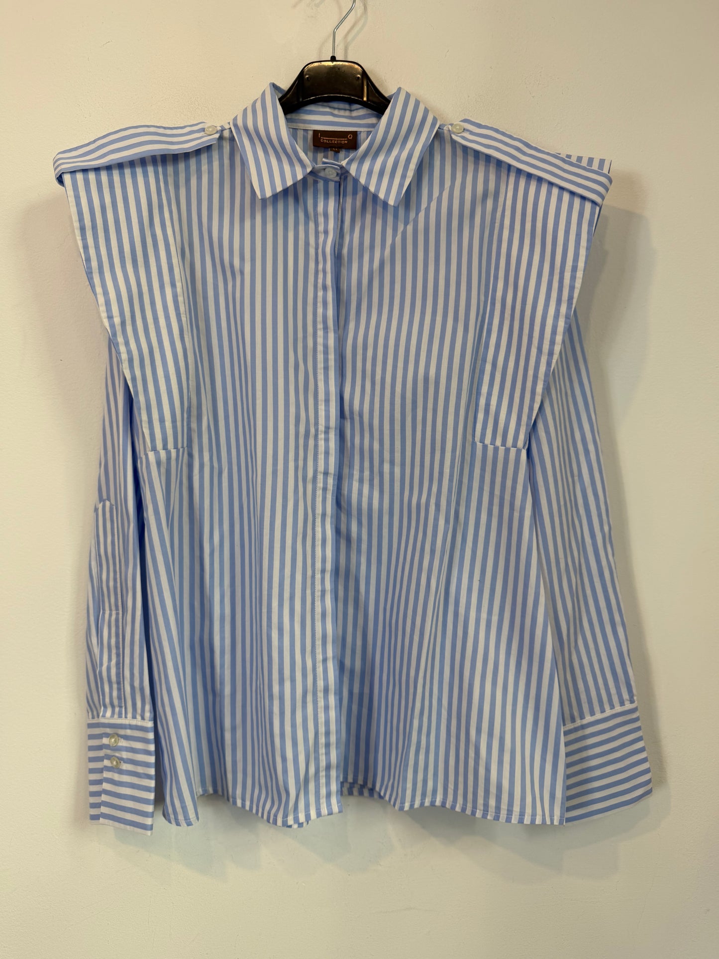 IQ COLLECTION. Camisa de rallas azules y blancas detalle solapas