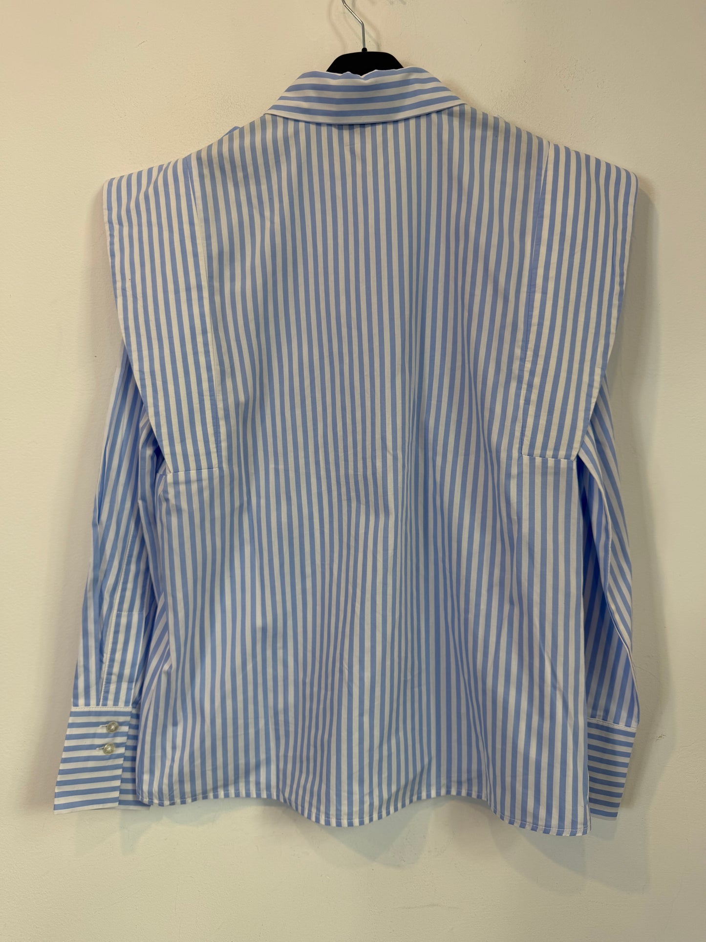 IQ COLLECTION. Camisa de rallas azules y blancas detalle solapas