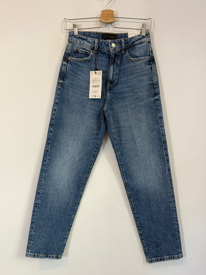 ZARA. Pantalón mom fit tiro alto
