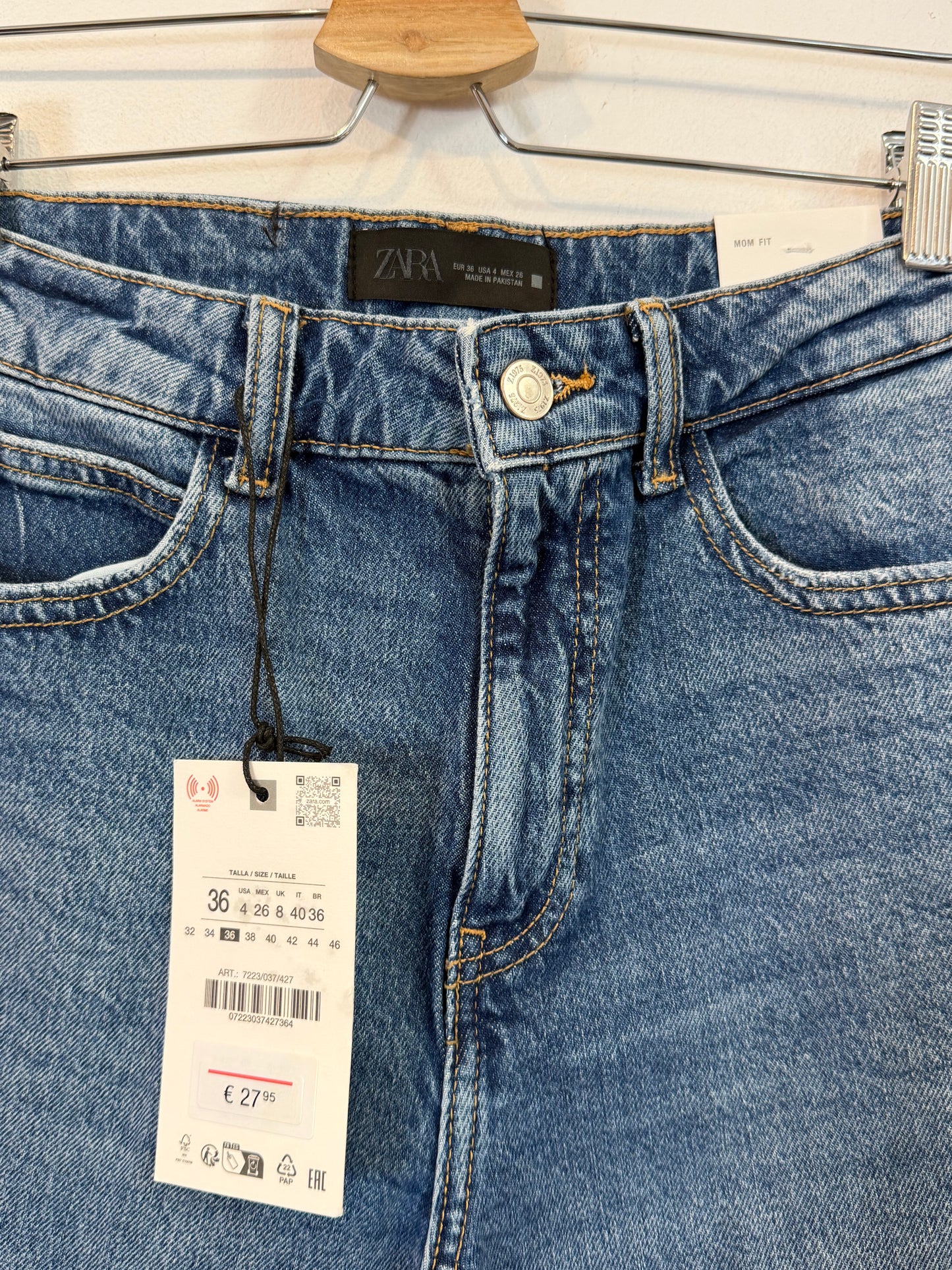 ZARA. Pantalón mom fit tiro alto