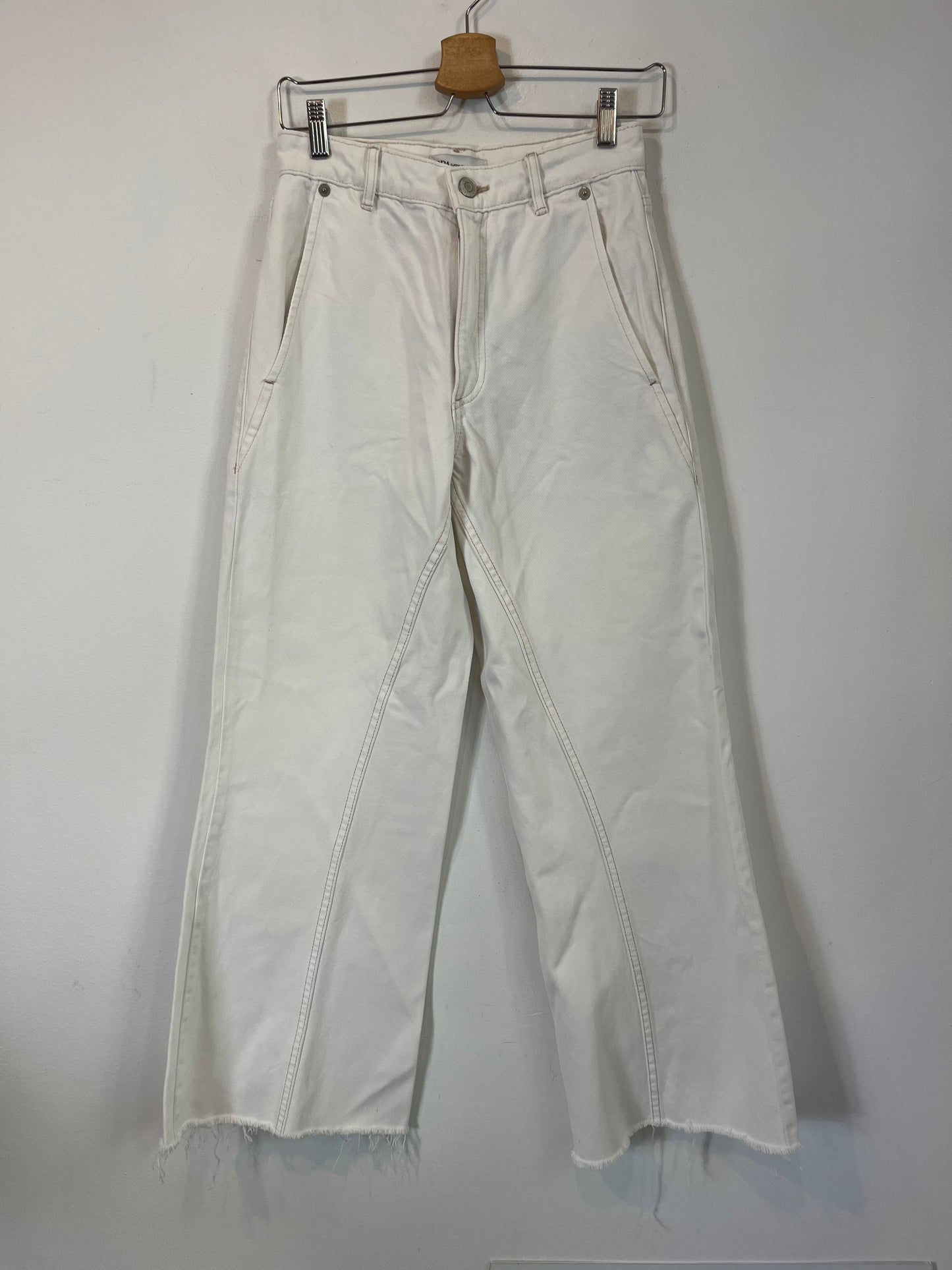 ZARA. Pantalón denim blanco costuras T.34