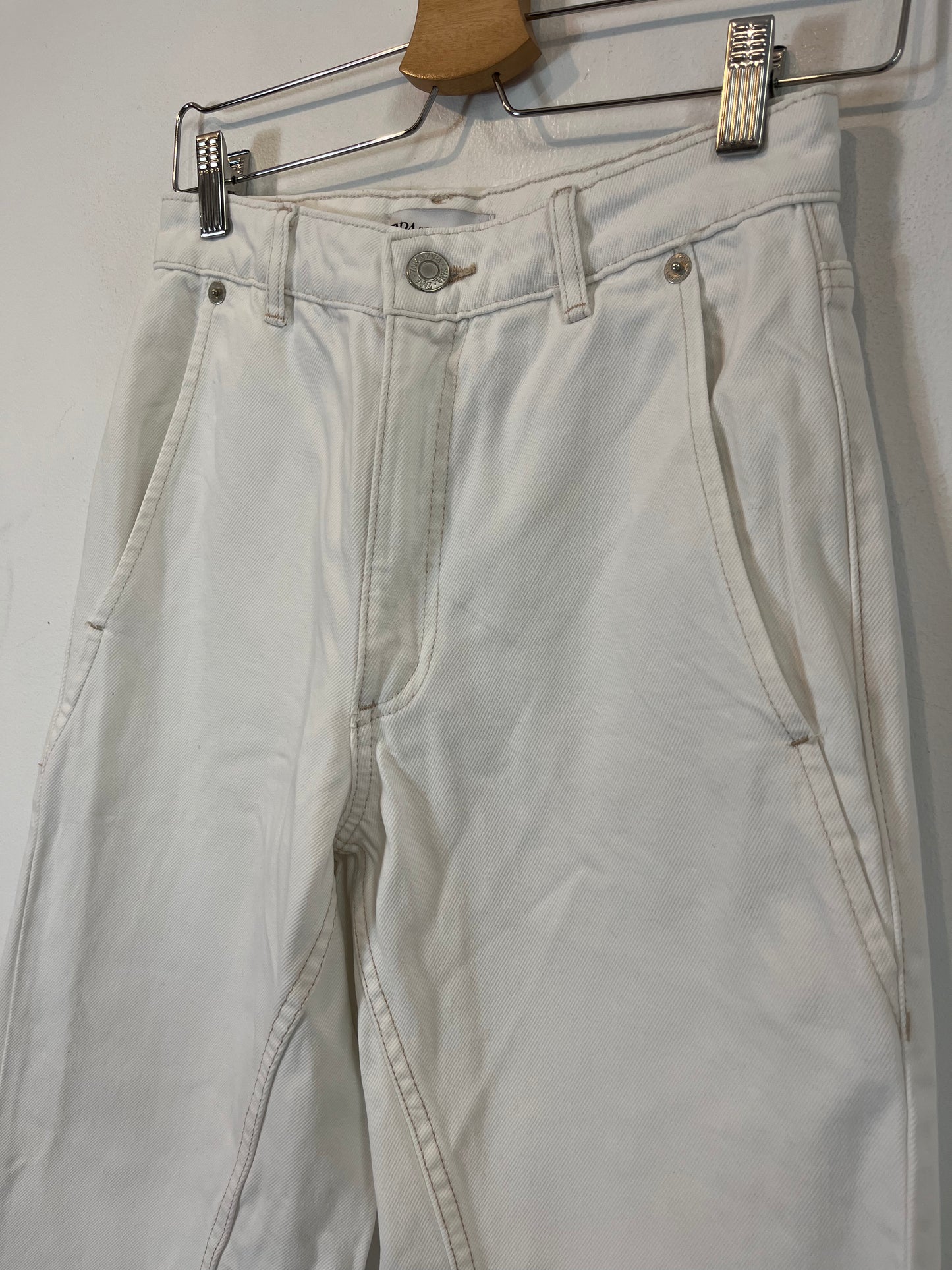 ZARA. Pantalón denim blanco costuras T.34