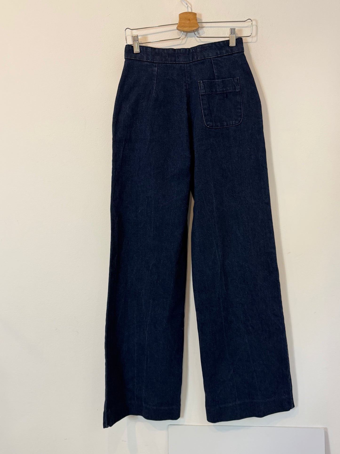 SÉZANE. Pantalón ancho tiro alto detalle botones