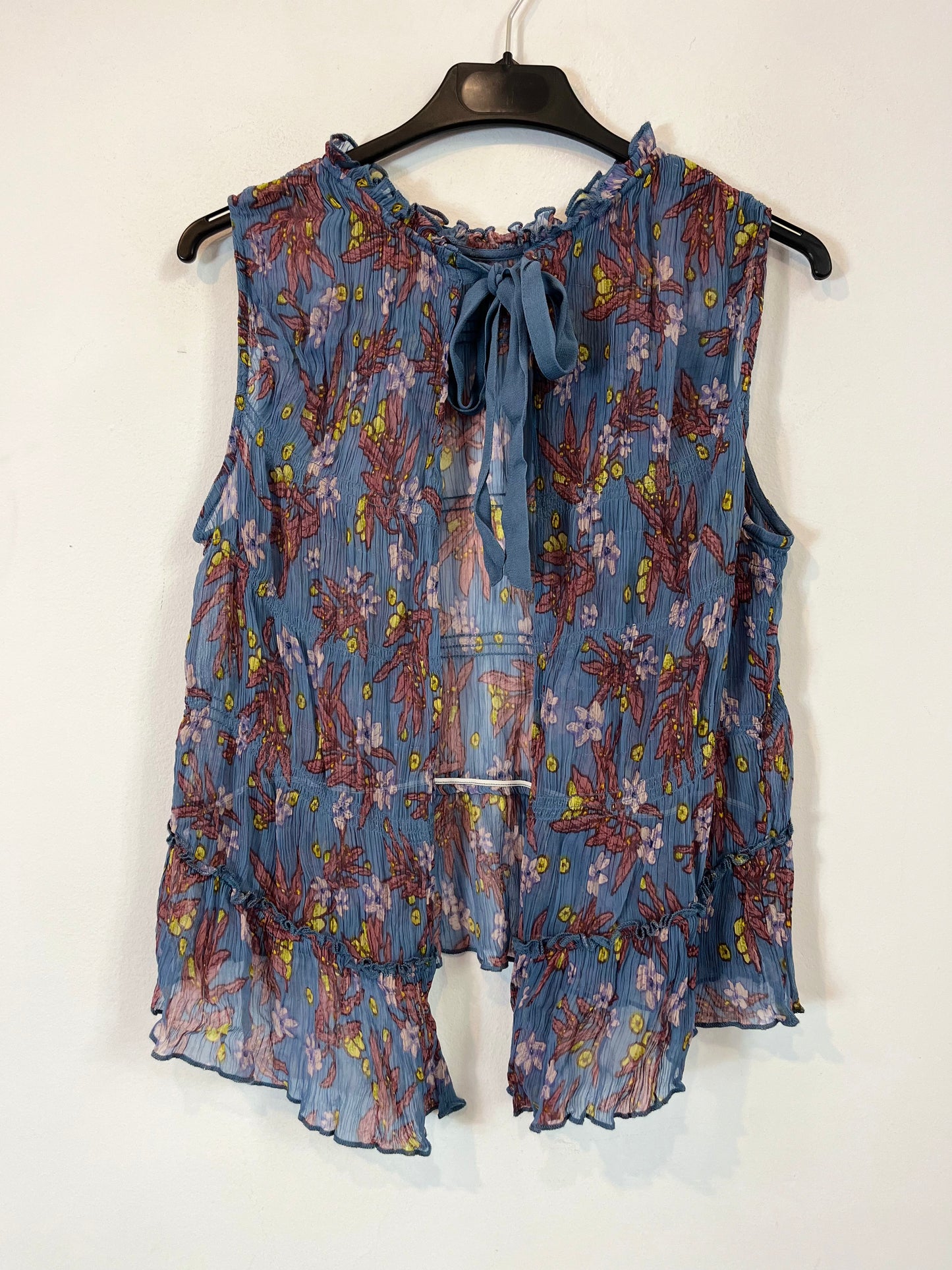 OTHERS. Flowy back top. (S)