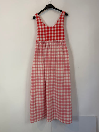 RITAVON. Vestido de cuadros en rojo, rosa y blanco