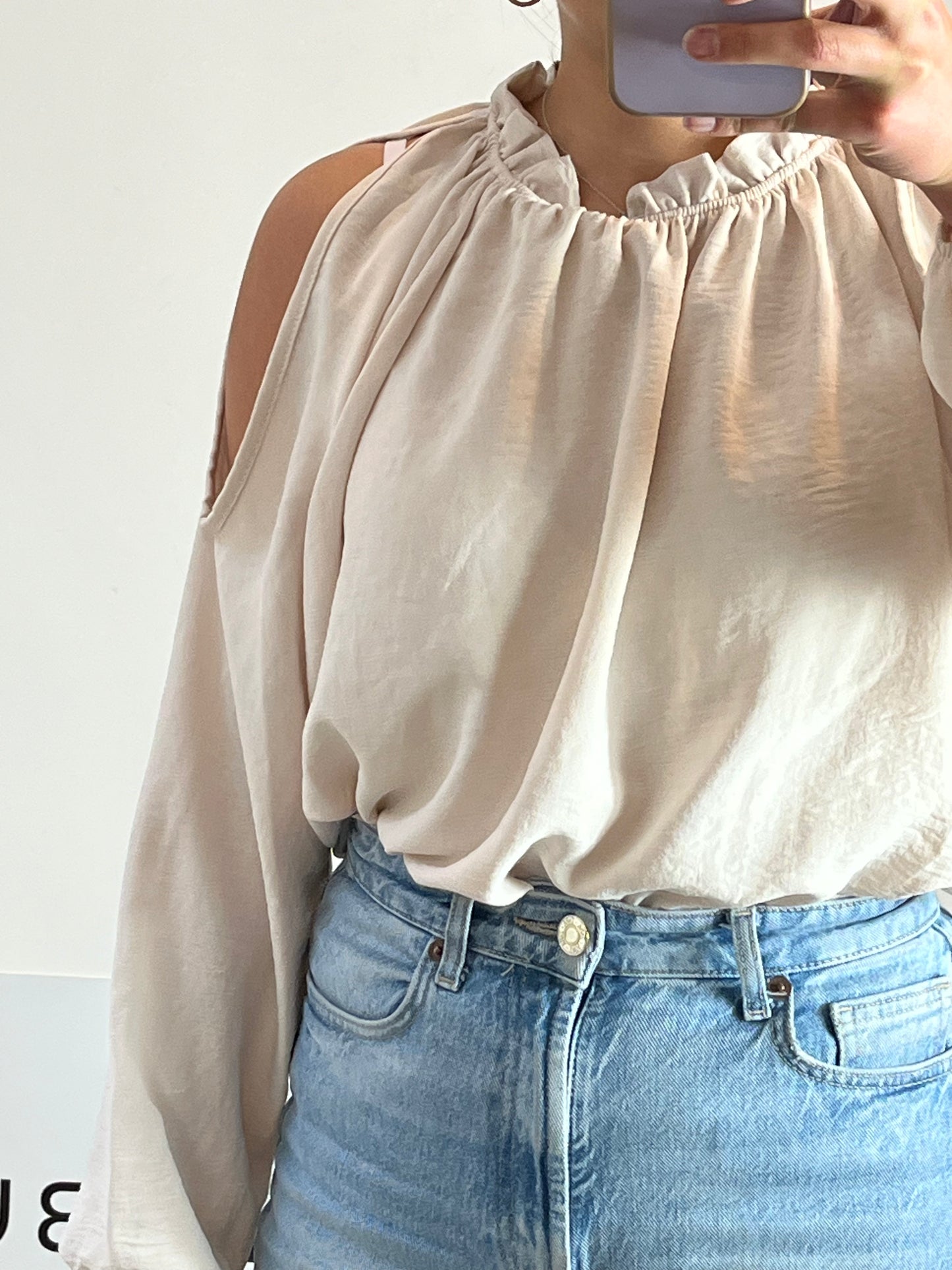 OTRAS. Blusa beige fluida hombros al aire. T M/L